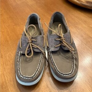 Women’s light brown Sperry top-siders with mauve details. Size 7.